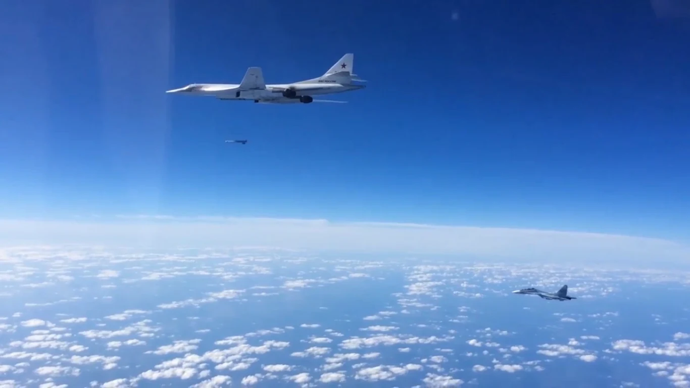 Tu-160 wystrzeliwujący rakietę manewrującą Ch-101 przeciwko celom w Syrii w listopadzie 2015 r. Tu-160 wystrzeliwujący rakietę manewrującą Ch-101 przeciwko celom w Syrii w listopadzie 2015 r.