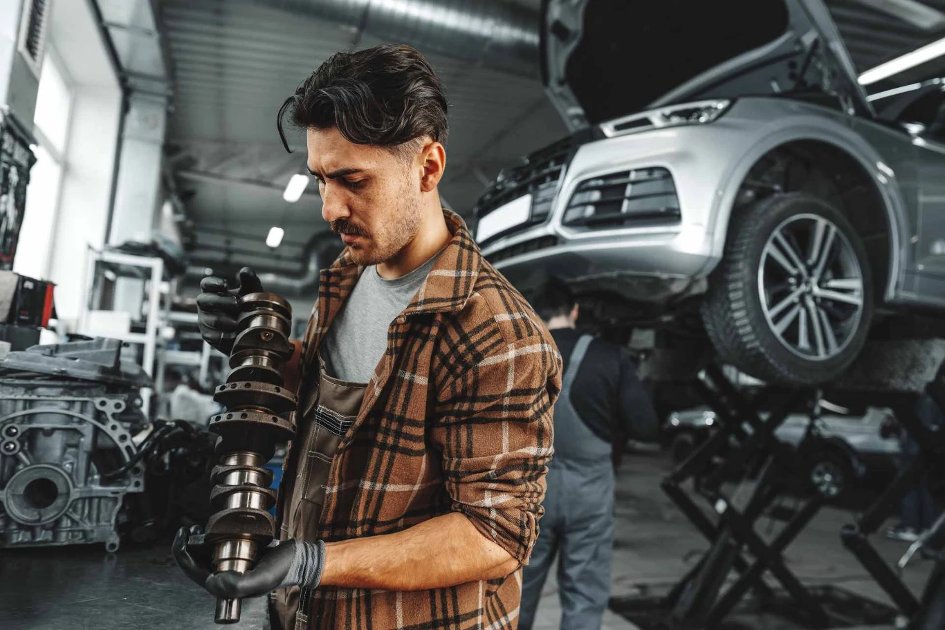 7 na 10 mechaników samochodowych w Polsce uważa, że auta sprzed 20 lat były mniej awaryjne niż ich współczesne odpowiedniki