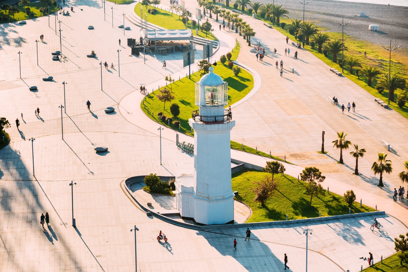 Promenada w Batumi to idealne miejsce na długi spacer wzdłuż morza Promenada w Batumi to idealne miejsce na długi spacer wzdłuż morza
