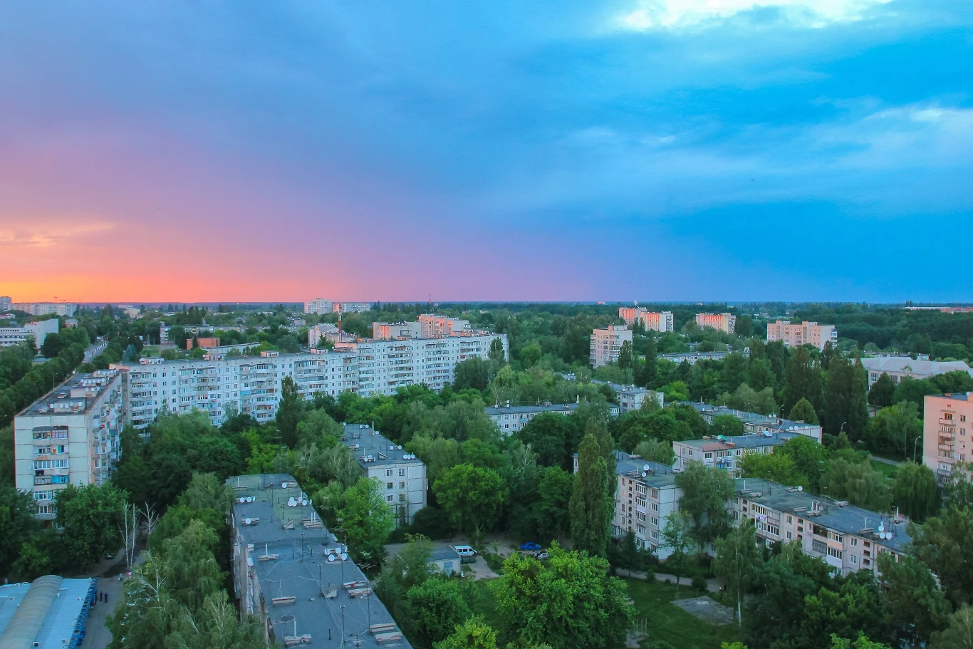 Synoptycy zapowiadają burzową aurę w nadchodzący weekend Widok na miasto, o zachodzie słońca, deszczowa, burzowa pogoda