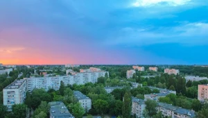 Czy podczas burzy można stać przy oknie? Centrum Bezpieczeństwa ostrzega 