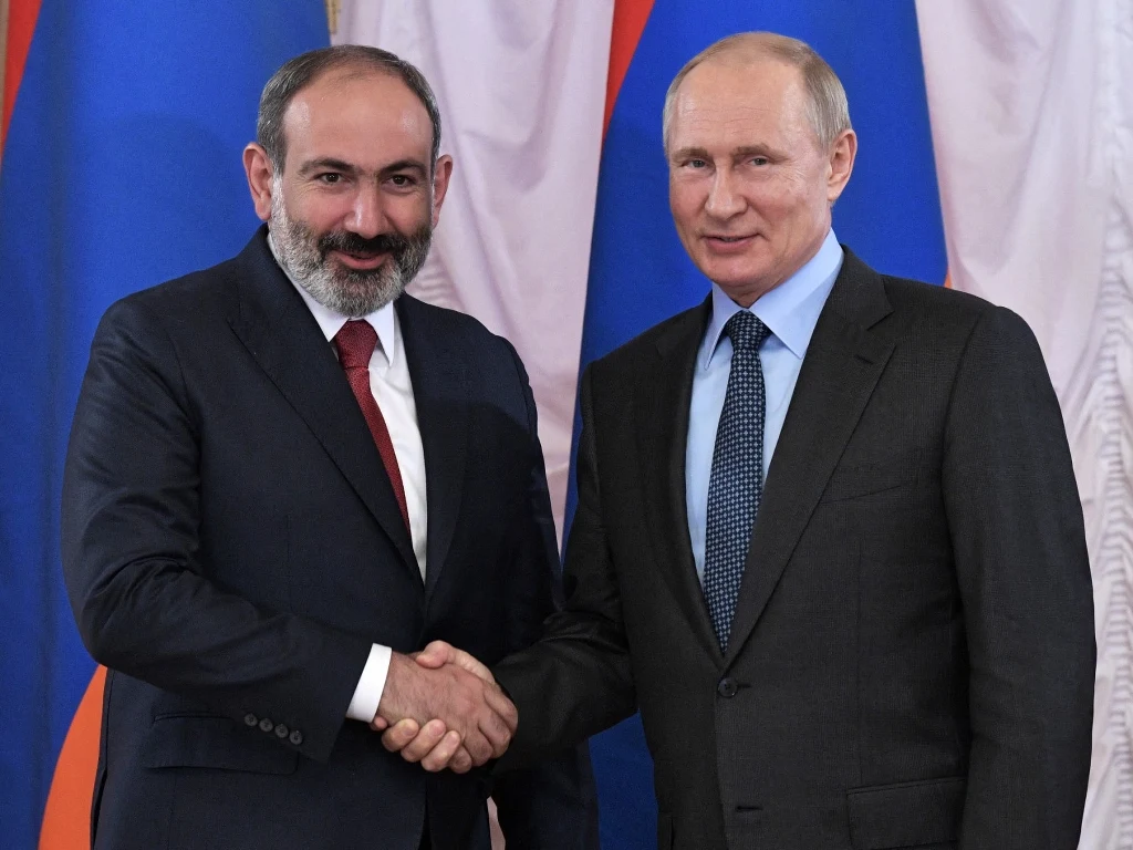 Spotkanie Władimira Putina z Nikolem Paszynianem z okresu dobrych relacji między państwami (6 czerwca 2019) Spotkanie Władimira Putina z Nikolem Paszynianem z okresu dobrych relacji między państwami (6 czerwca 2019)