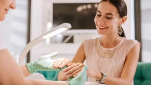 Nie french ani czerwień. To najmodniejszy manicure na lato 