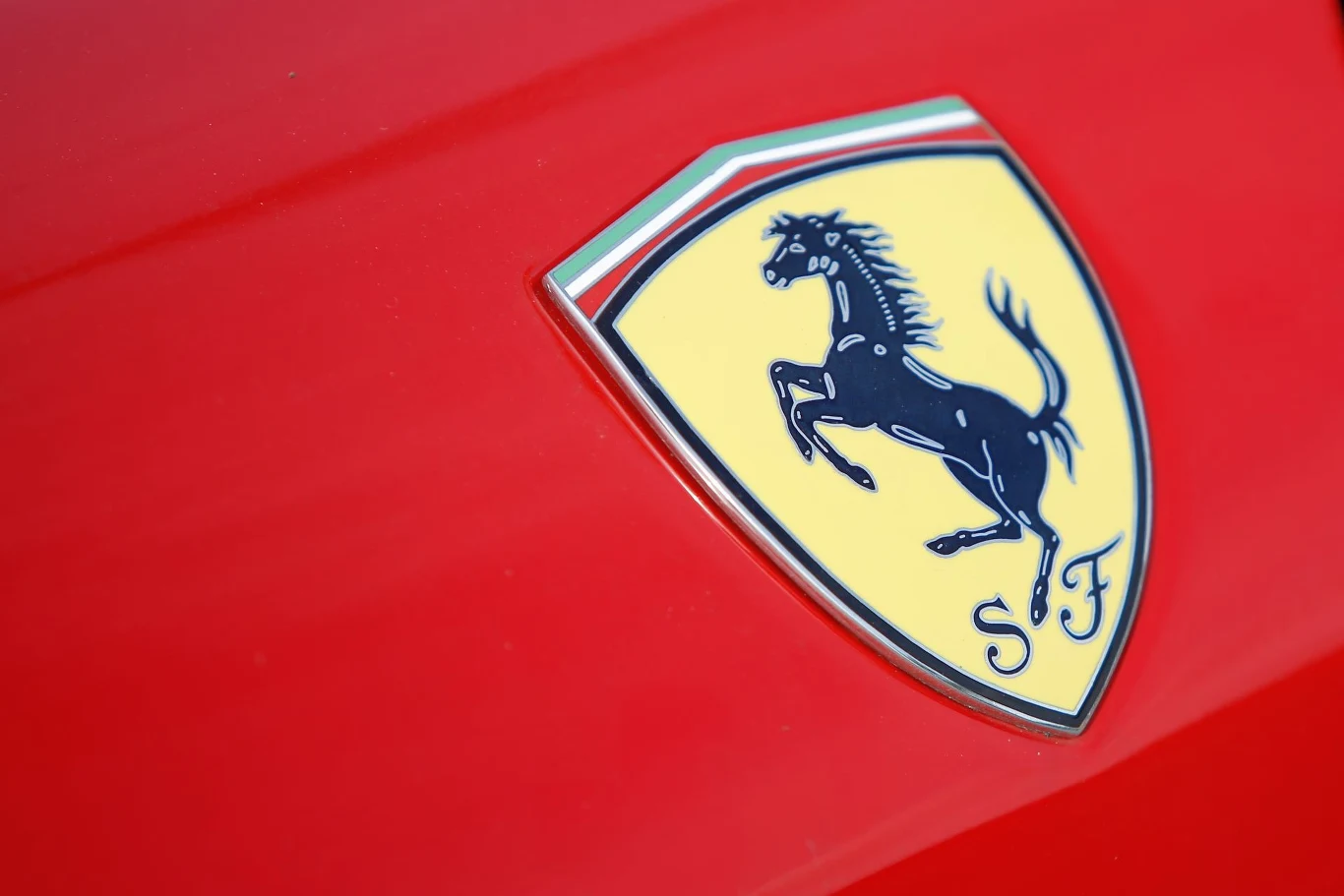 Znak Ferrari przedstawiający wierzgającego konia na żółtym tle. Ferrari walczy z bezprawnym używaniem swojego logo.