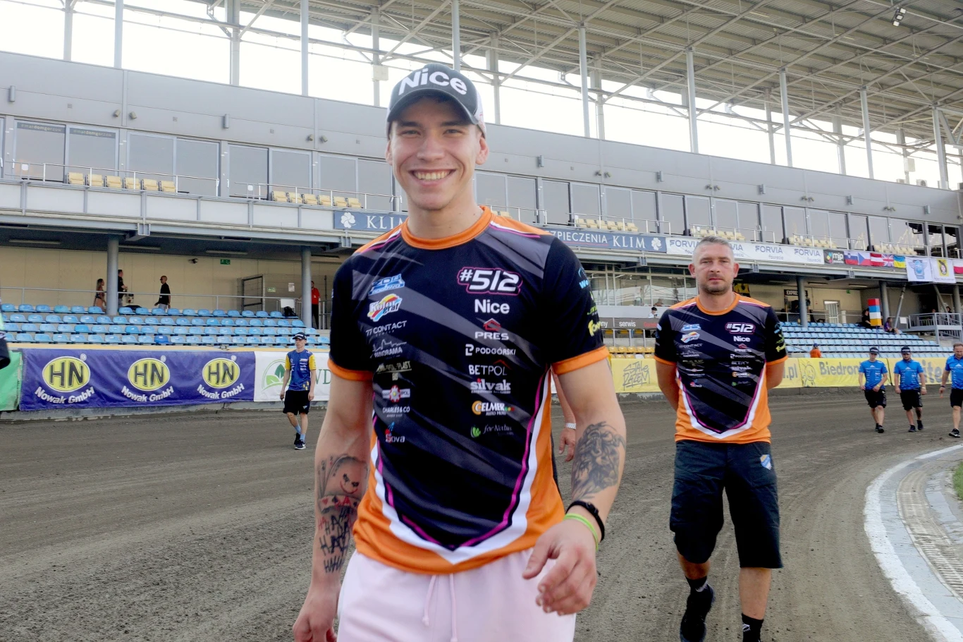 Krzysztof Lewandowski w trakcie obchodu toru.