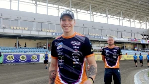 Krzysztof Lewandowski w trakcie obchodu toru.