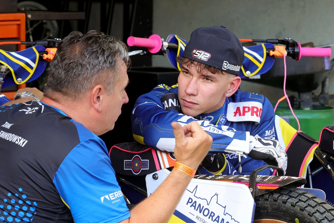 Krzysztof Lewandowski w rozmowie z mechanikiem.