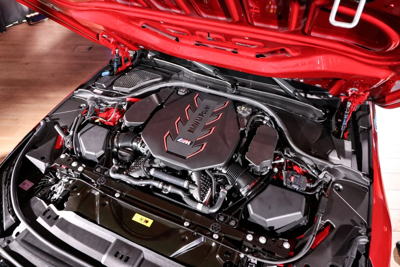 Bazą układu napędowego nowego BMW M5 jest benzynowy silnik V8 o pojemności 4,4 litra. Bazą układu napędowego nowego BMW M5 jest benzynowy silnik V8 o pojemności 4,4 litra.
