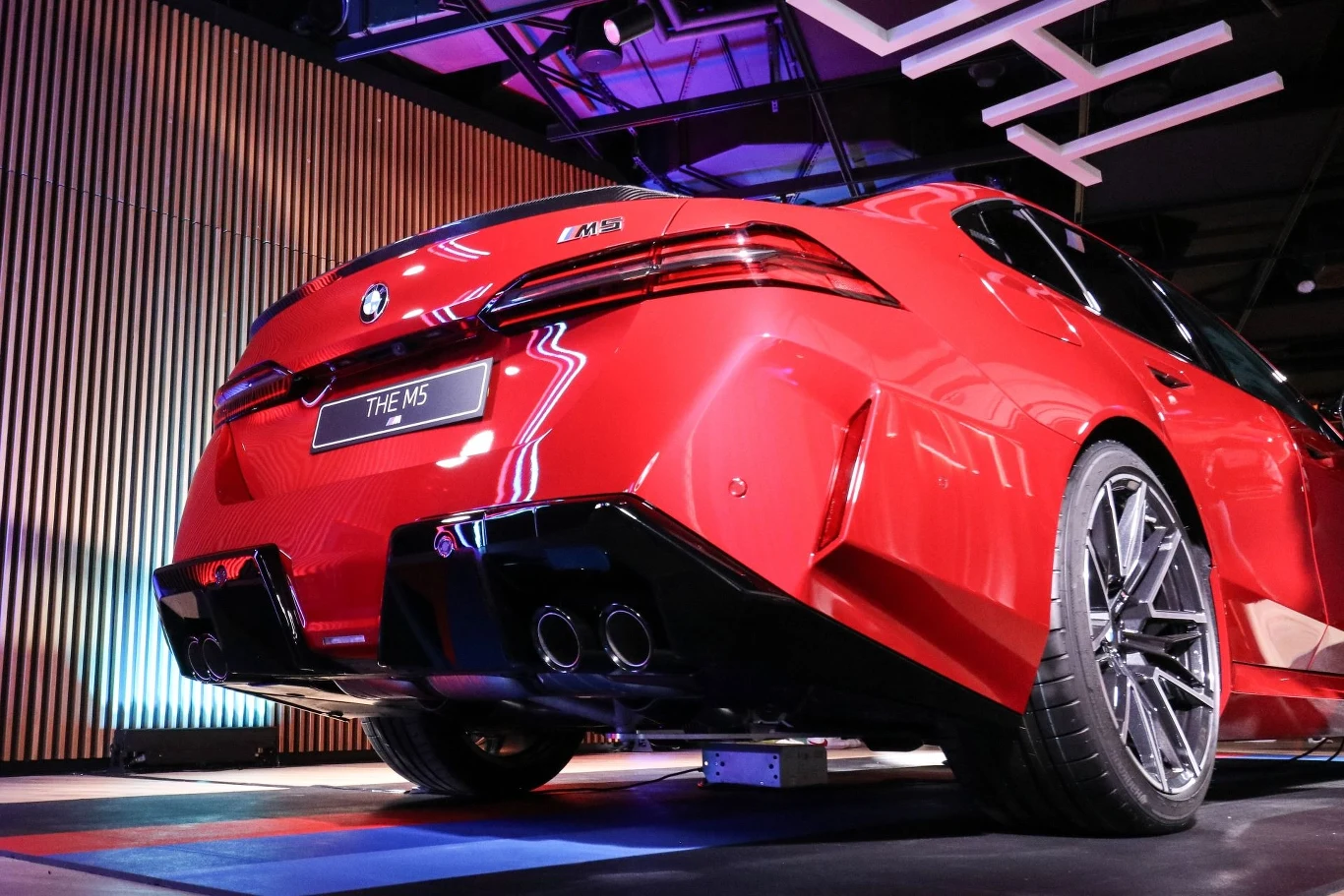 BMW M5 w standardzie rozpędzi się do 250 km/h. Po nabyciu pakietu M Driver ograniczenie przesuwa się do 305 km/h. BMW M5 w standardzie rozpędzi się do 250 km/h. Po nabyciu pakietu M Driver ograniczenie przesuwa się do 305 km/h.