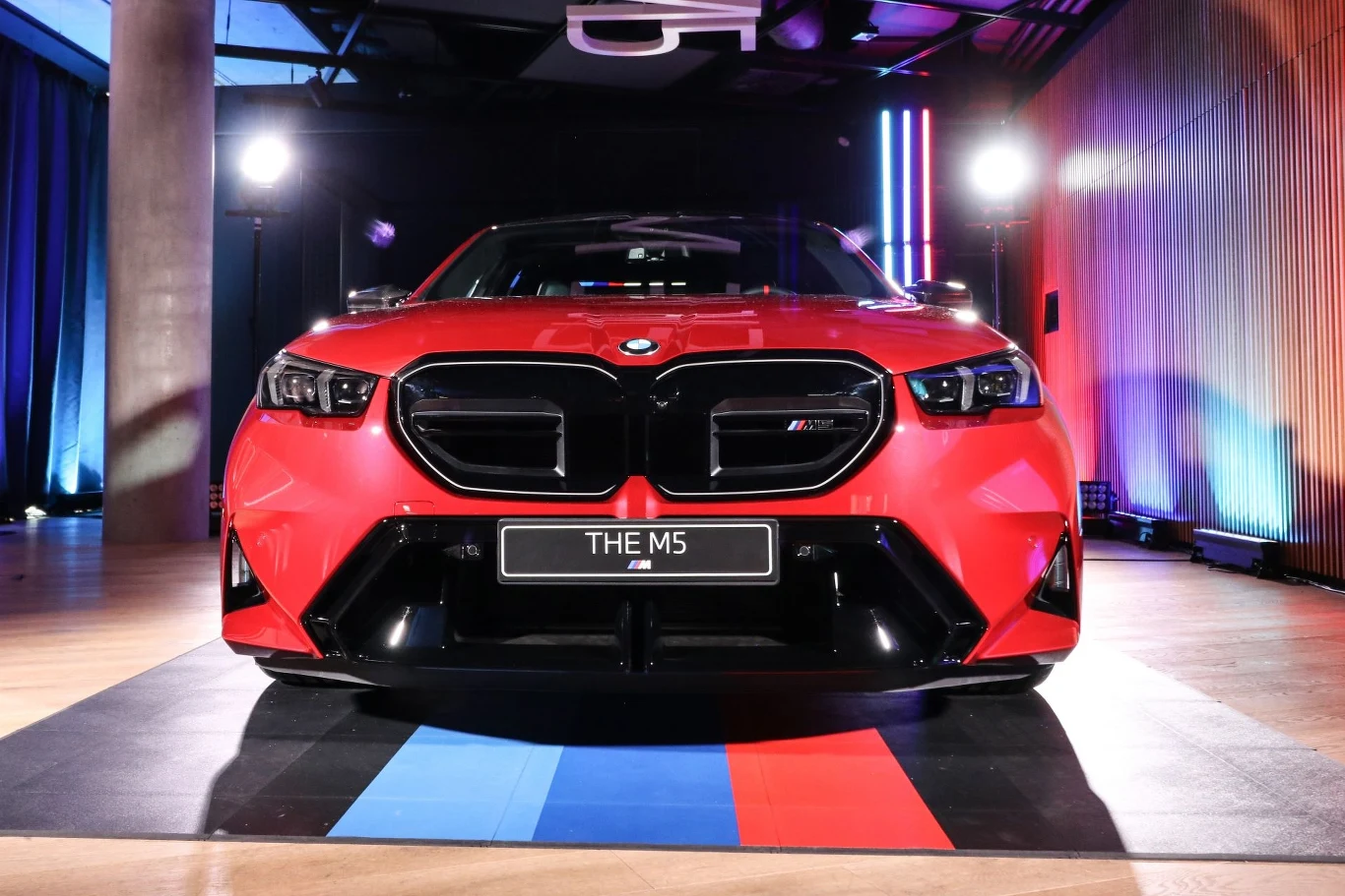 W BMW M5 znaleźć można m.in. adaptacyjne zawieszenie i skrętne tylne koła. W BMW M5 znaleźć można m.in. adaptacyjne zawieszenie i skrętne tylne koła.