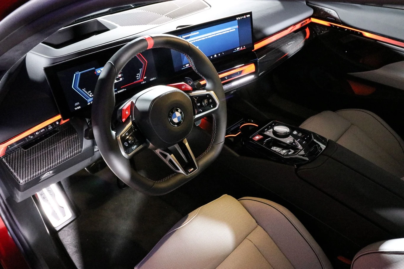 Wnętrze BMW M5 zdominowały dwa duże ekrany. Wnętrze BMW M5 zdominowały dwa duże ekrany.