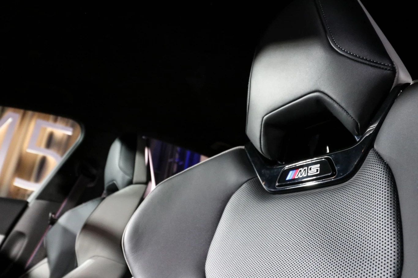 Sportowe fotele BMW M5 oferują szeroki zakres regulacji elektrycznej. Sportowe fotele BMW M5 oferują szeroki zakres regulacji elektrycznej.