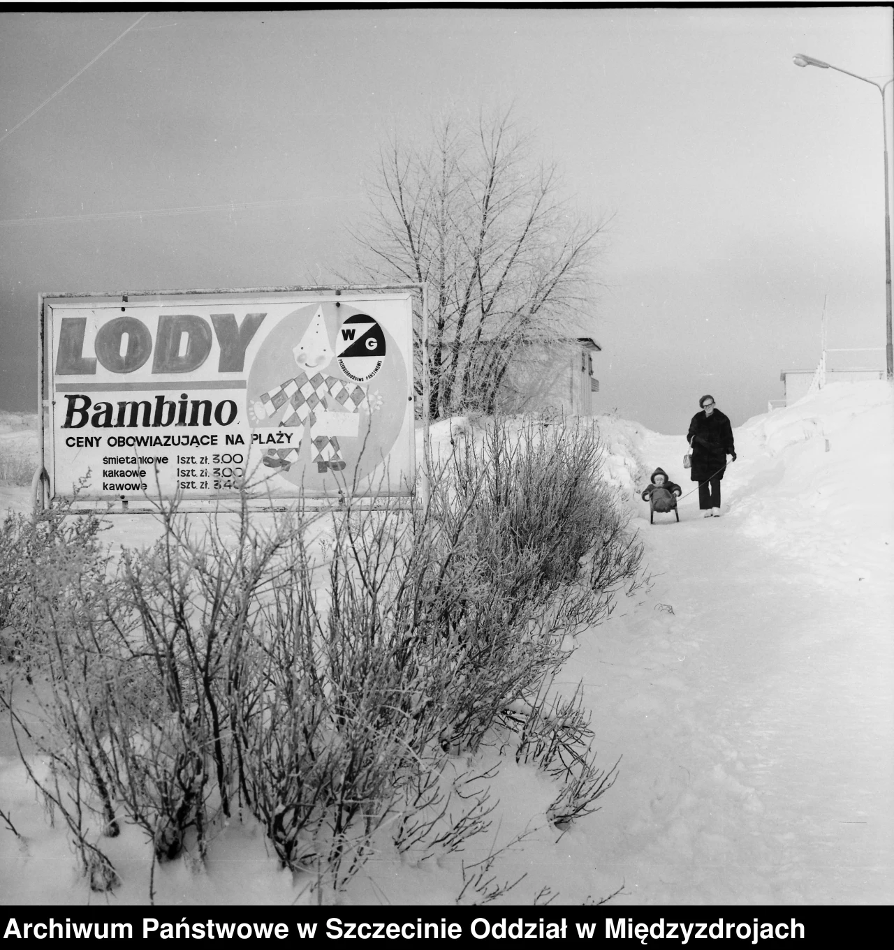 Reklama lodów Bambino na wydmach. Widać dostępne smaki Reklama lodów Bambino na wydmach. Widać dostępne smaki