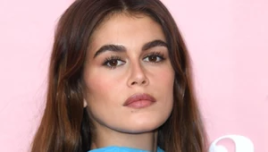 Kaia Gerber zadaje szyku w białej spódnicy. To najważniejszy trend lata 2024  