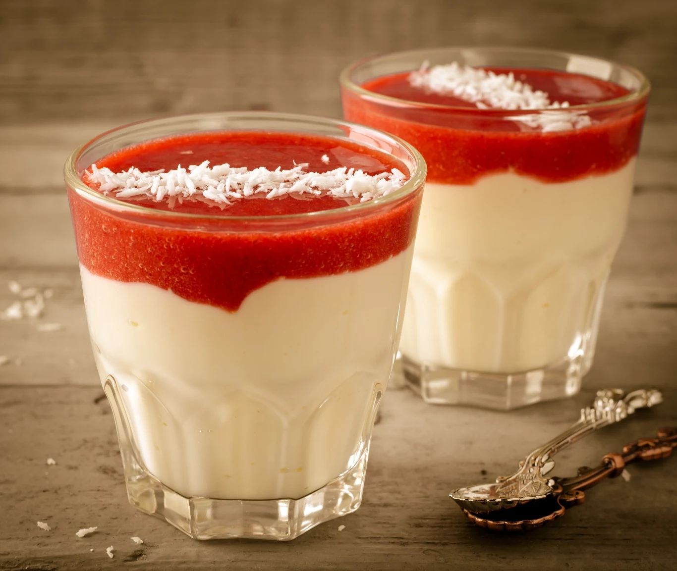 Popularny włoski deser - panna cottę - można przygotować na wiele sposobów Popularny włoski deser - panna cottę - można przygotować na wiele sposobów