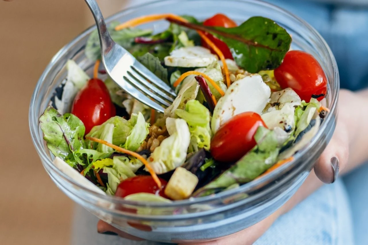 Sałatka na drogę zahamuje głód i dostarczy wartościowych składników organizmowi Sałatka na drogę zahamuje głód i dostarczy wartościowych składników organizmowi