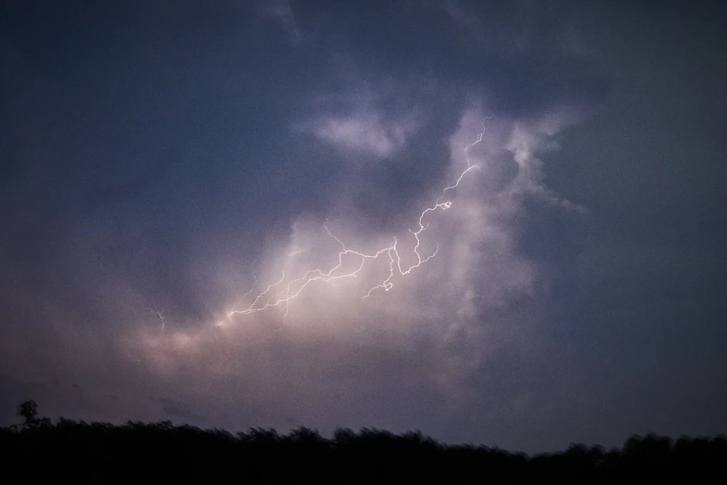 Pojawiły się pierwsze burze. Na południu Polski występują ulewy i lokalne gradobicia. Z czasem burze będą coraz silniejsze Pojawiły się pierwsze burze. Na południu Polski występują ulewy i lokalne gradobicia. Z czasem burze będą coraz silniejsze