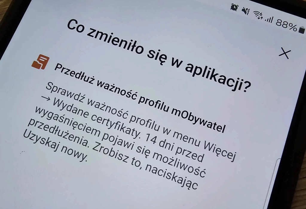 Taki komunikat na telefony dostają użytkownicy aplikacji mObywatel.