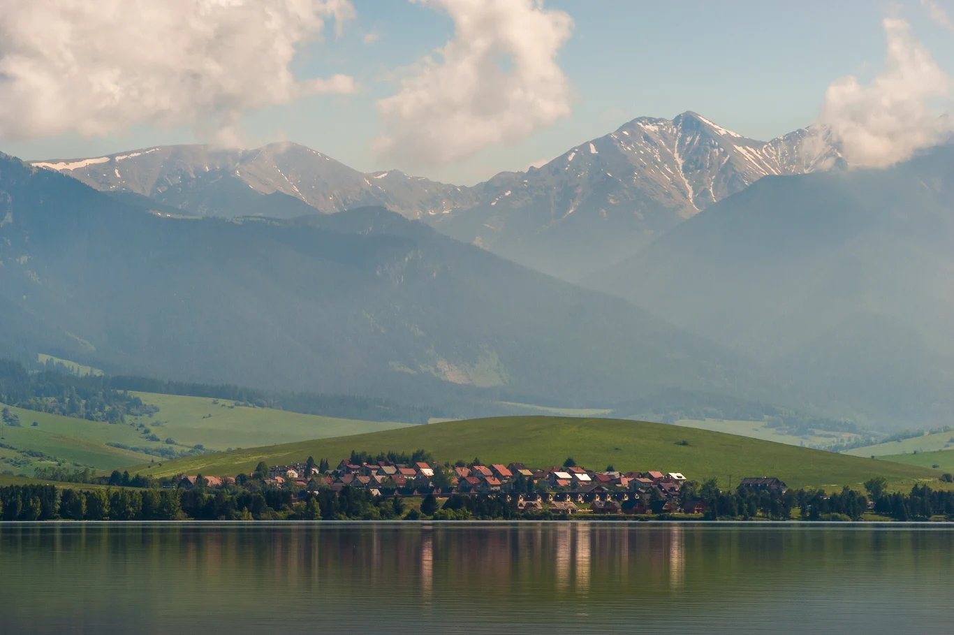 Liptovska Mara to największy zbiornik wodny na Słowacji. Nazywany jest nawet "słowackim morzem". To popularne miejsce, w którym można przyjemnie spędzić czas. Liptovska Mara to największy zbiornik wodny na Słowacji. Nazywany jest nawet "słowackim morzem". To popularne miejsce, w którym można przyjemnie spędzić czas.