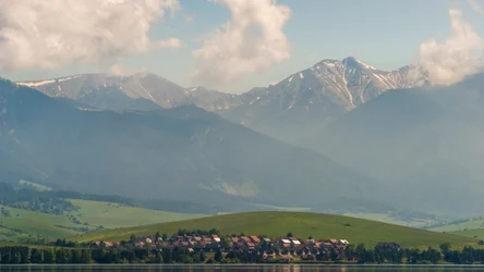 Liptovska Mara to największy zbiornik wodny na Słowacji. Nazywany jest nawet "słowackim morzem". To popularne miejsce, w którym można przyjemnie spędzić czas. 