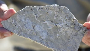 Na świecie m.in. z takich skał pozyskuje się lit - pierwiastek szczególnie ważny dla trwającej transformacji energetycznej