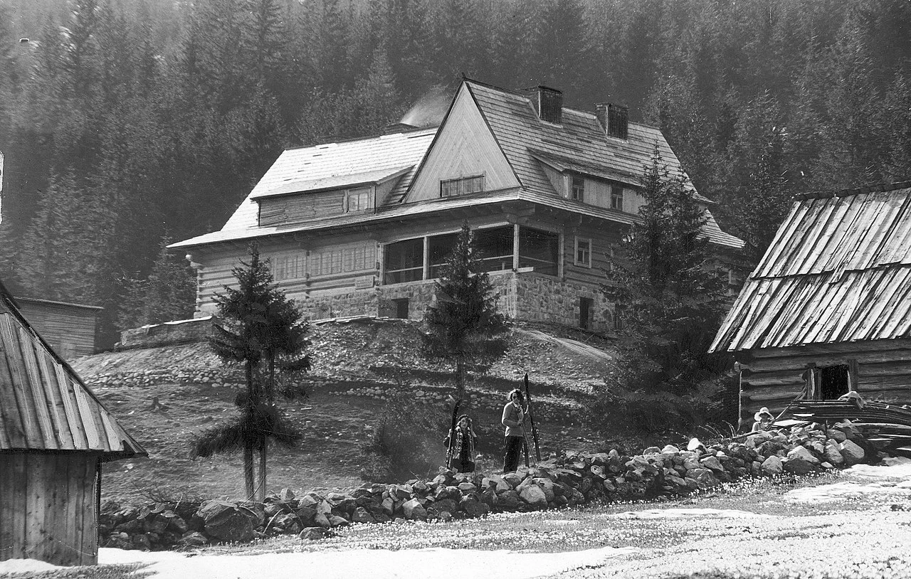 Schronisko Warszawskiego Klubu Narciarskiego na Polanie Chochołowskiej w Tatrach Zachodnich. Spalone w styczniu 1945. Autor zdjecia nieznany
