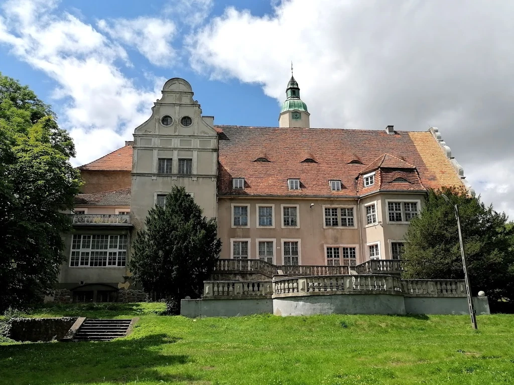 Zabytkowy zamek szuka inwestora. Cena wywoławcza to 2 mln zł. Źródło: Google Maps @Cornelius Rottacker