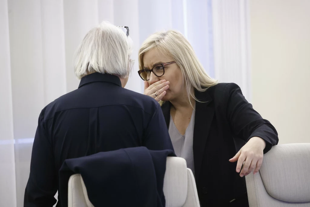 Minister przemysłu Marzena Czarnecka (L) i minister klimatu i środowiska Paulina Hennig-Kloska podczas posiedzenia rządu