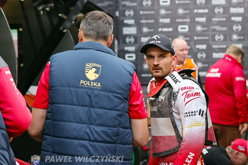 Bartosz Zmarzlik i odwrócony plecami trener kadry Rafał Dobrucki. Bartosz Zmarzlik i odwrócony plecami trener kadry Rafał Dobrucki.