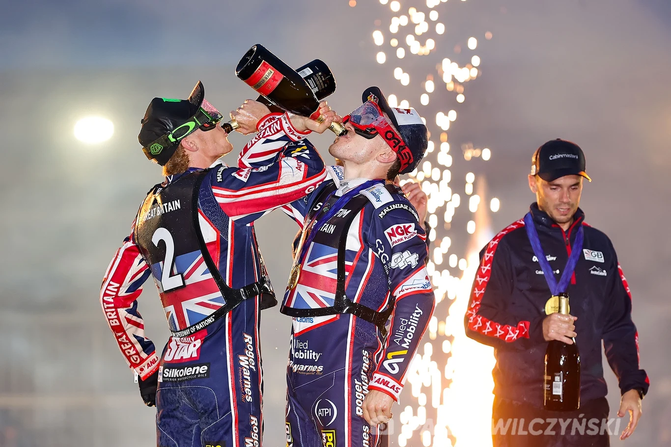 Robert Lambert i Daniel Bewley świętują wygrają reprezentacji Anglii w Speedway of Nations 2024.