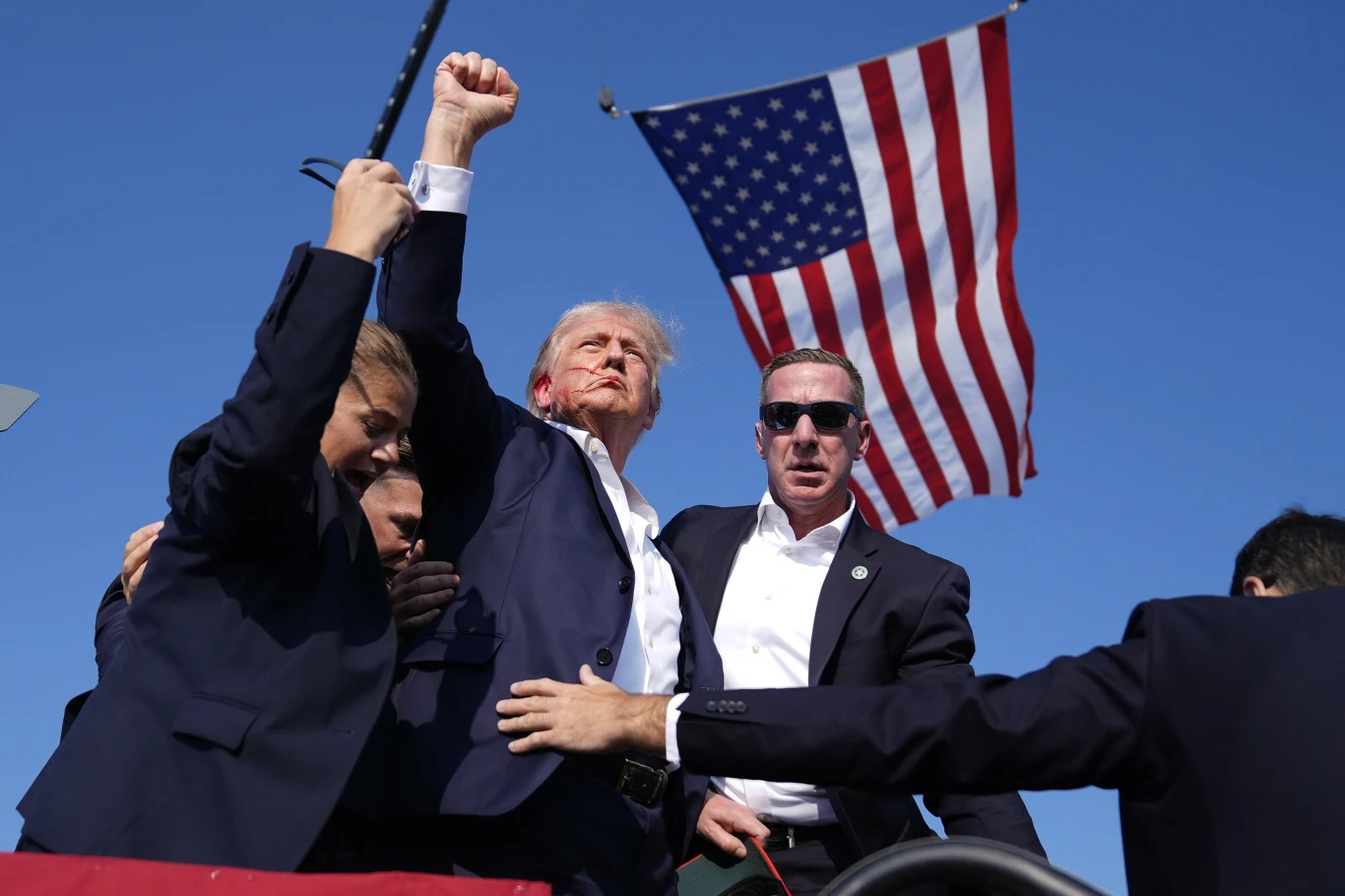 Donald Trump chwilę po zamachu na jego życie podczas wiecu w Butler w Pensylwanii