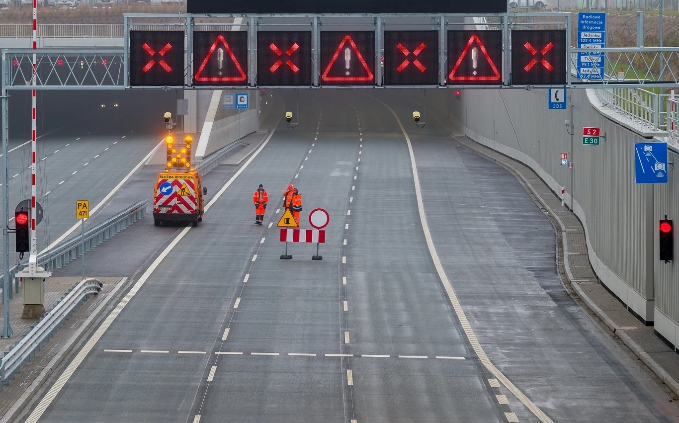 Czerwony X nad drogą to bardzo istotny znak, ale nie każdy zwraca na niego uwagę Czerwony X nad drogą to bardzo istotny znak, ale nie każdy zwraca na niego uwagę