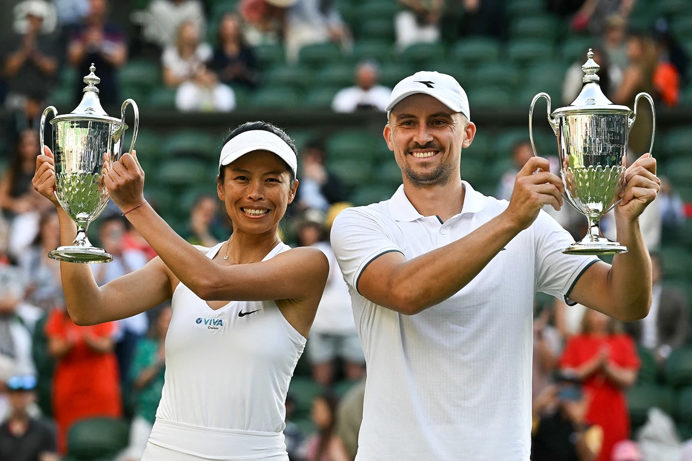 Su-Wei Hsieh i Jan Zieliński z trofeum za zwycięstwo na Wimbledonie Su-Wei Hsieh i Jan Zieliński z trofeum za zwycięstwo na Wimbledonie