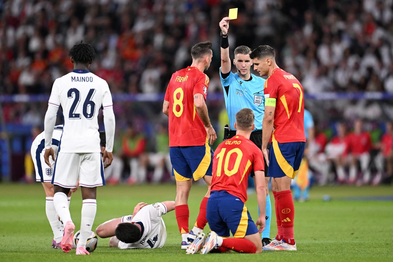 Dani Olmo ogląda żółtą kartkę za faul w finale Euro 2024 Dani Olmo ogląda żółtą kartkę za faul w finale Euro 2024