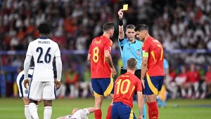 Dani Olmo ogląda żółtą kartkę za faul w finale Euro 2024