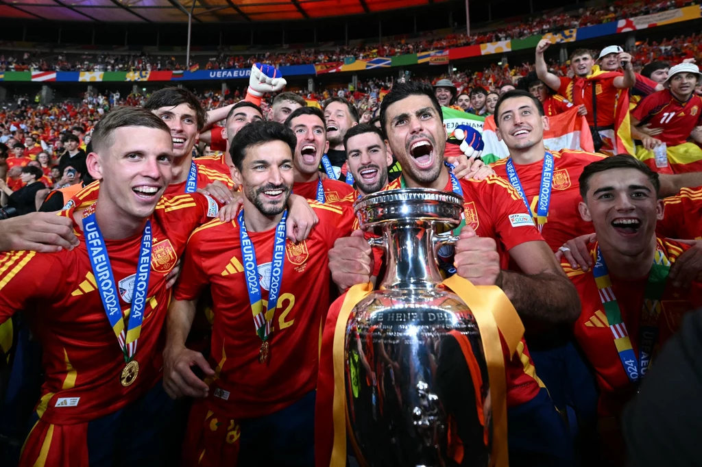 Rodri (z pucharem w ręku) został MVP Euro 2024 Rodri (z pucharem w ręku) został MVP Euro 2024