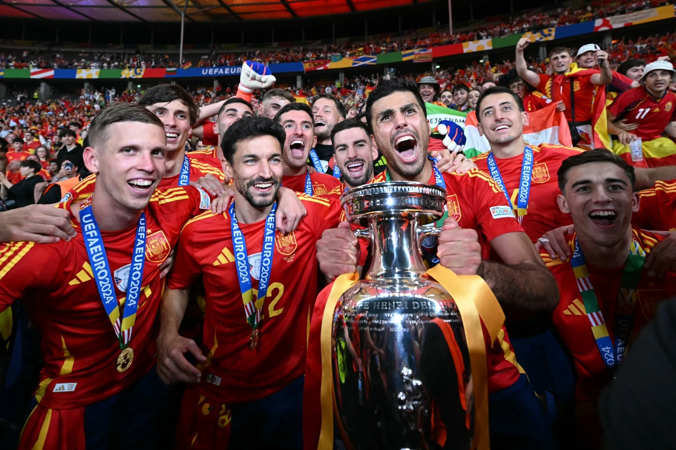 Rodri (z pucharem w ręku) został MVP Euro 2024 Rodri (z pucharem w ręku) został MVP Euro 2024