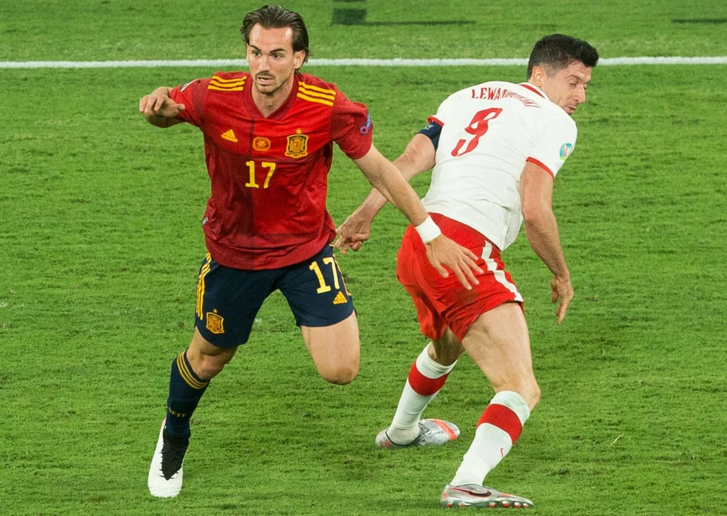 Fabian Ruiz i Robert Lewandowski w meczu Euro 2020, 19.06.2021 r. Fabian Ruiz i Robert Lewandowski w meczu Euro 2020, 19.06.2021 r.
