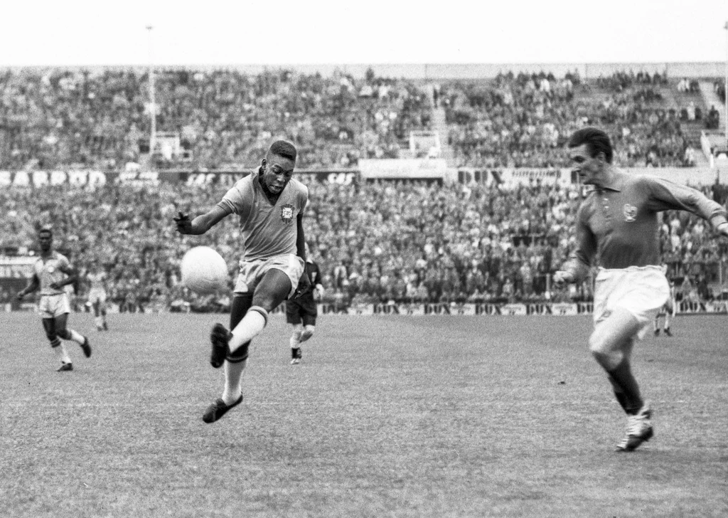 Pele (przy piłce) podczas mistrzostw świata w 1958 roku
