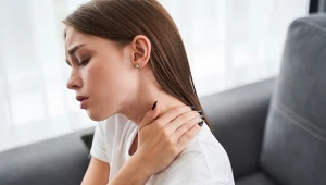 Ćwiczenia wysmuklą górne plecy, kark i szyję. Rób, jeśli zaczyna ci rosnąć garb