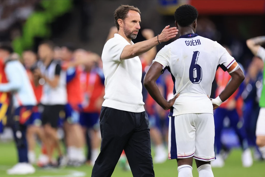 Gareth Southgate pociesza Marca Guehiego po przegranym finale Euro 2024 Gareth Southgate pociesza Marca Guehiego po przegranym finale Euro 2024