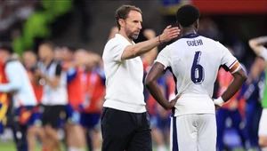 Gareth Southgate pociesza Marca Guehiego po przegranym finale Euro 2024