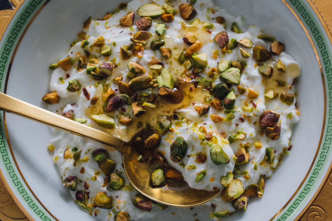 Jogurt grecki w połączeniu z orzechami jest skarbnicą białka i zdrowych tłuszczów Jogurt grecki w połączeniu z orzechami jest skarbnicą białka i zdrowych tłuszczów