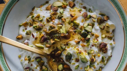 Jogurt grecki w połączeniu z orzechami jest skarbnicą białka i zdrowych tłuszczów