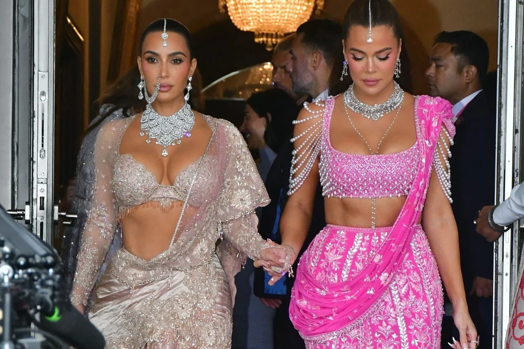 Kim Kardashian i Khloe Kardashian zachwyciły na ślubie syna miliardera w Mumbaju 