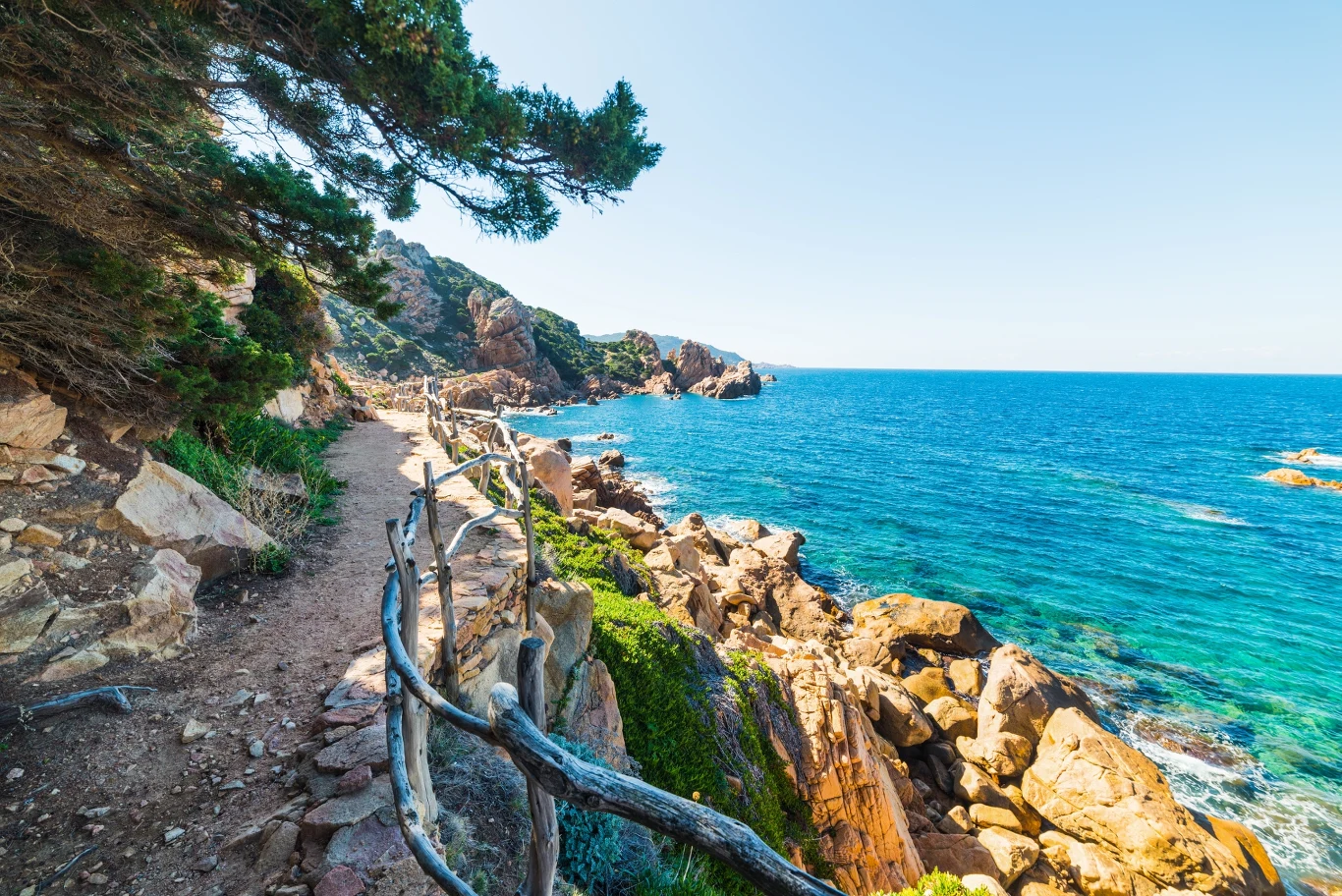 Szlak Santa Barbara wiedzie południowym wybrzeżem Sardynii. Gwarantuje piękne widoki i niezapomniane doświadczenia. Szlak Santa Barbara wiedzie południowym wybrzeżem Sardynii. Gwarantuje piękne widoki i niezapomniane doświadczenia.