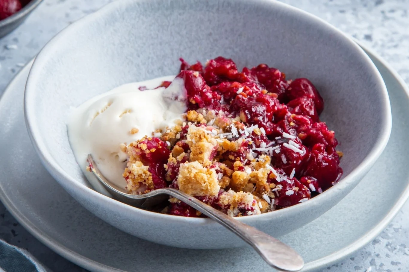 Jogurt grecki połącz z domowym dżemem bez cukru i bakaliami lub granolą Jogurt grecki połącz z domowym dżemem bez cukru i bakaliami lub granolą