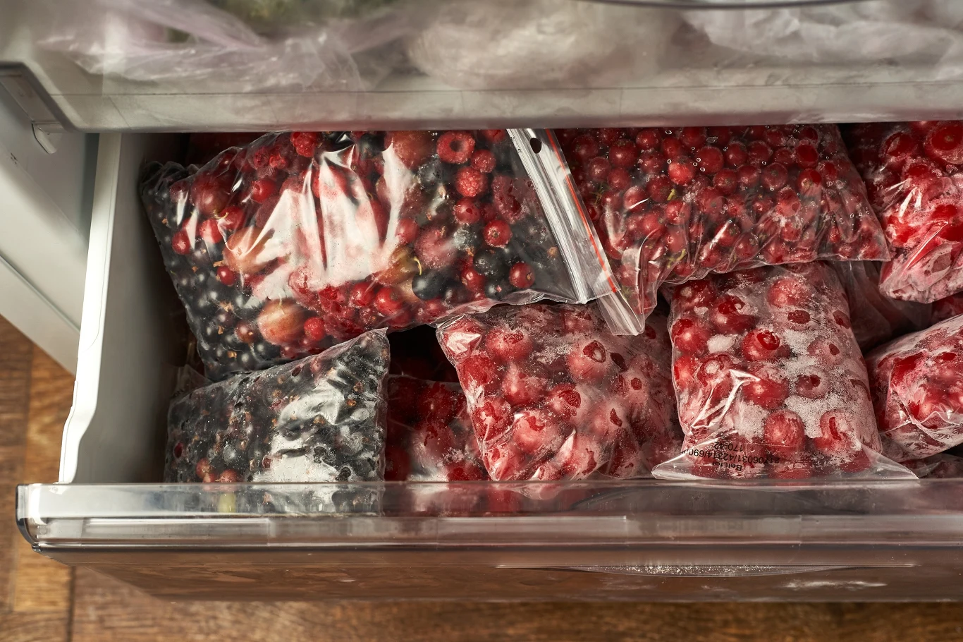 Mrożenie owoców sezonowych cieszy się dużą popularnością. Można je wykorzystać nawet do 8-12 miesięcy od momentu zamrożenia. 