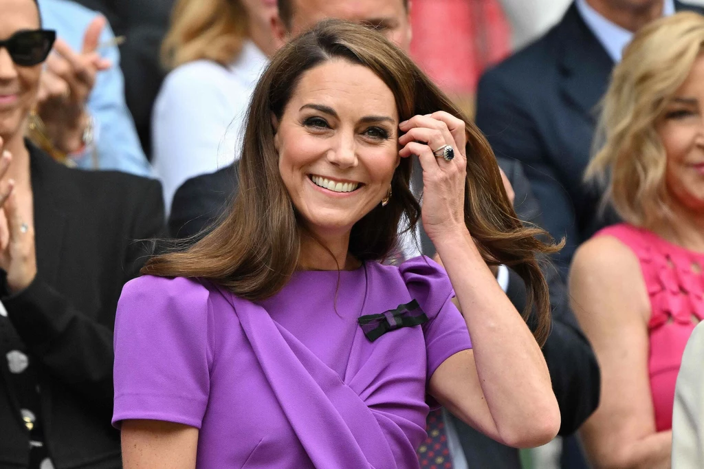 Księżna Kate na Wimbledonie do sukienki przypiętą miała fioletową wstążkę Księżna Kate na Wimbledonie do sukienki przypiętą miała fioletową wstążkę