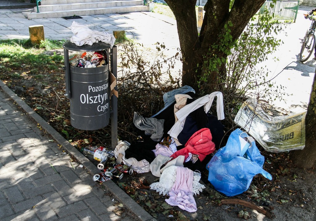 Domowe śmieci wyrzucane w przestrzeni publicznej stanowią poważny problem